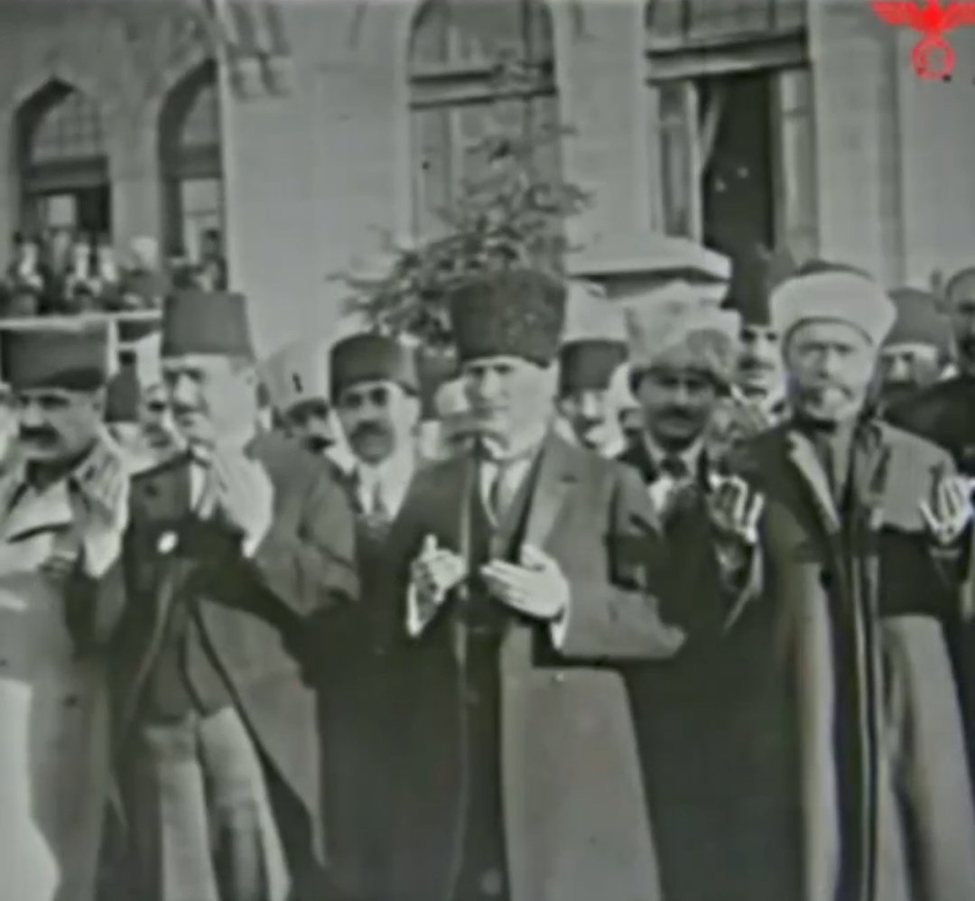 gusholderhaber's tweet photo. İNGİLTERE KRALINA ELİNİ ÖPTÜREN, TBMM'Yİ DUA İLE AÇTIRAN BENİM LİDERİMDİR! https://t.co/C7oa6Hjgek