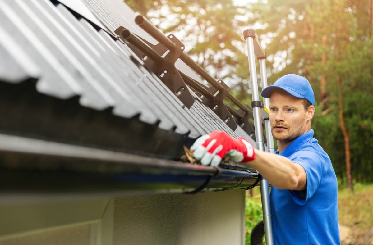 KrazHighland's tweet photo. #HomeownerTips: Gutters should be cleaned and inspected at least twice a year to ensure that they are functioning properly. Additionally, it is important to keep an eye out for any signs of gutter damage throughout the year, such as sagging, rust, or leaks. https://t.co/Z7HpcfVWMY