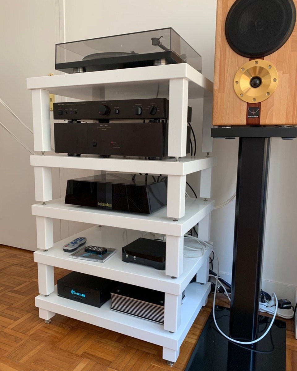 HiFiRacksLtd's tweet photo. Loving this set-up photo sent in by one of our fantastic customers in Paris, featuring a Gloss White Podium Reference rack with @rotelhifi & #TotalDAC kit and @KlingerFavre speakers!
Use code ROYAL10 for 10% off and experience crystal-clear audio 👑
https://t.co/uAVEN8xLq0 https://t.co/9WwxK25bmc