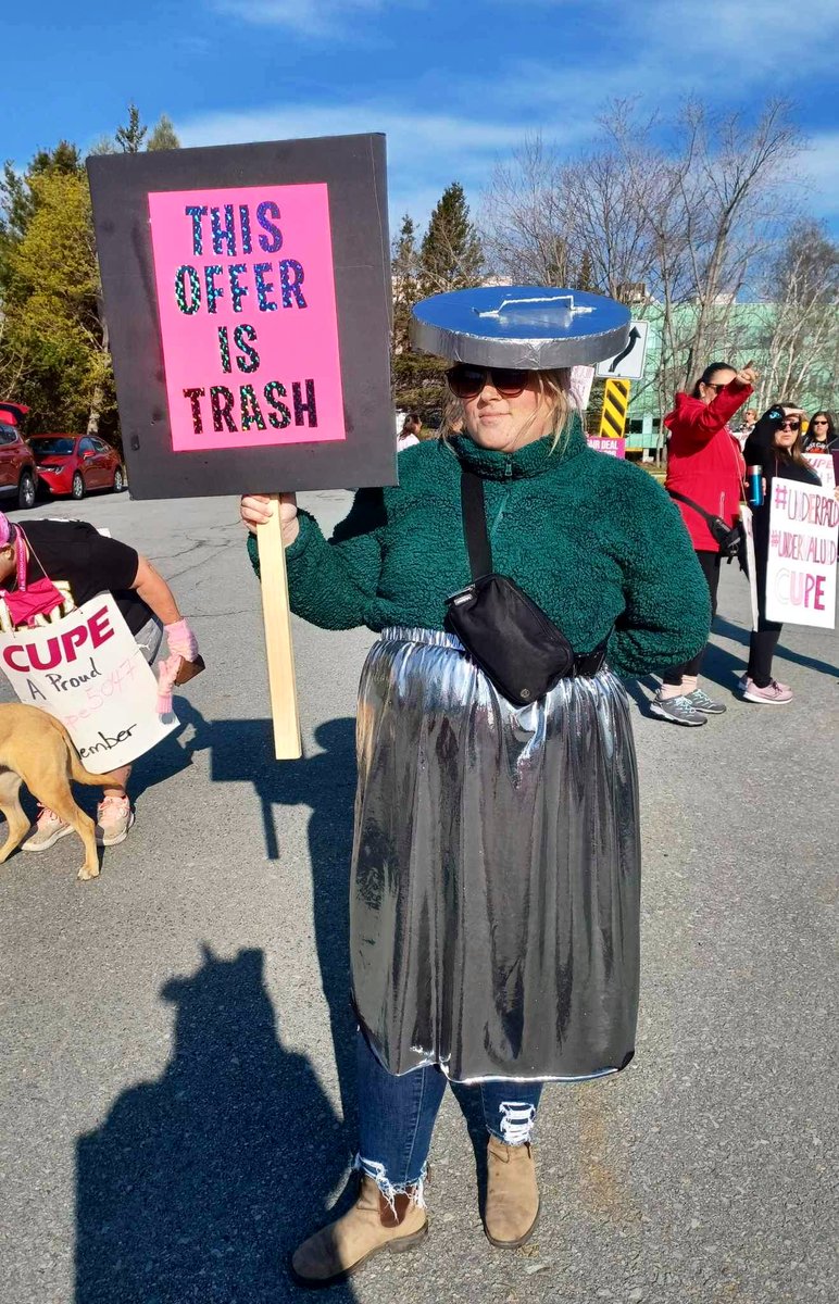 jillianwhenmad's tweet image. Halloween costume coming in clutch 👌 #CUPE5047 #undervalued #underpaid #understaffed