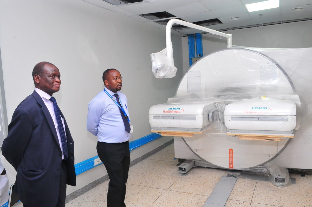 We have unveiled Four New Radiotherapy machines and one SPECT CT this morning. 
These machines, all bought by @GovUganda will greatly improve cancer care and also reduce the referrals abroad. Well done @DianaAtwine and @JaneRuth_Aceng
#FightCancerUg
#UgandaHealthExhibition