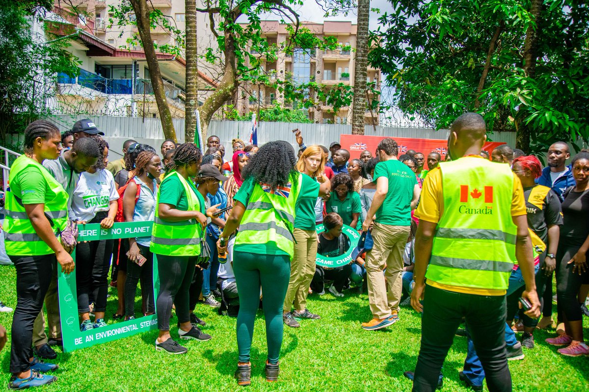 On Friday May 12, @UKinCameroon & @CanadaCameroon raised awareness on #ClimateAction & #InvestInOurPlanet through a #WalknClean campaign & launch of #TheGreenNetwork. With our partners, @GameChangersrz & @name_recycling we cleaned some areas & got other missions to sign up!