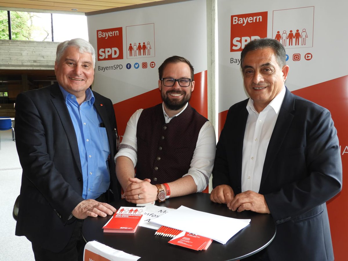 AGMuV_Bayern's tweet photo. #Landesparteitag der @BayernSPD in Augsburg: unser Vorsitzender @f_abate_mm, seine Vize @AnnaStvrtecky, sowie Diana @Liberova und @alainbarakat im Gespräch u. a. mit dem stv. Generalsekretär Dr. @NasserAhmed und dem neuen Oberbürgermeister der @StadtMM @janrothenb. https://t.co/pknRtB5rcq
