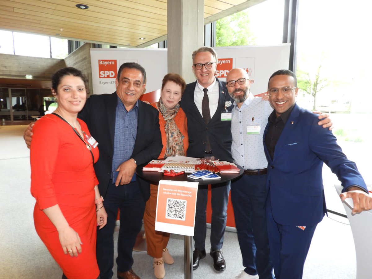AGMuV_Bayern's tweet photo. #Landesparteitag der @BayernSPD in Augsburg: unser Vorsitzender @f_abate_mm, seine Vize @AnnaStvrtecky, sowie Diana @Liberova und @alainbarakat im Gespräch u. a. mit dem stv. Generalsekretär Dr. @NasserAhmed und dem neuen Oberbürgermeister der @StadtMM @janrothenb. https://t.co/pknRtB5rcq