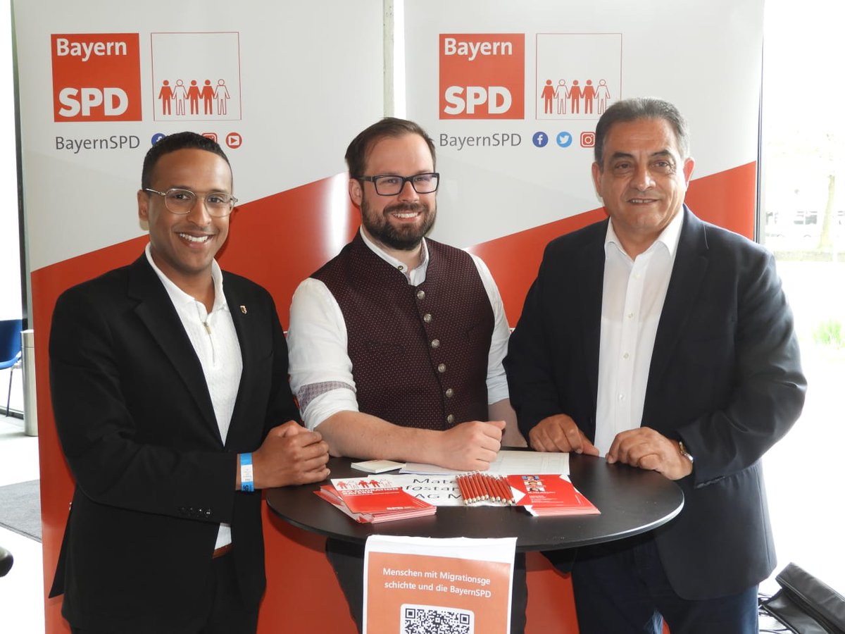 AGMuV_Bayern's tweet photo. #Landesparteitag der @BayernSPD in Augsburg: unser Vorsitzender @f_abate_mm, seine Vize @AnnaStvrtecky, sowie Diana @Liberova und @alainbarakat im Gespräch u. a. mit dem stv. Generalsekretär Dr. @NasserAhmed und dem neuen Oberbürgermeister der @StadtMM @janrothenb. https://t.co/pknRtB5rcq
