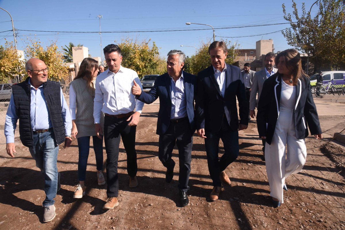 alfredocornejo's tweet photo. Acompañé a @rodysuarez, @MIglesias2019 y a @marcoscalvente en la entrega de 49 viviendas en Guaymallén, y conocimos el terreno donde se está empezando a construir otras 155. La política de vivienda que iniciamos en mi gestión hoy se sostiene con esfuerzo por parte del Gobierno. https://t.co/sJt8vvojSs