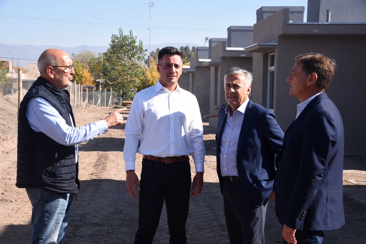 alfredocornejo's tweet photo. Acompañé a @rodysuarez, @MIglesias2019 y a @marcoscalvente en la entrega de 49 viviendas en Guaymallén, y conocimos el terreno donde se está empezando a construir otras 155. La política de vivienda que iniciamos en mi gestión hoy se sostiene con esfuerzo por parte del Gobierno. https://t.co/sJt8vvojSs