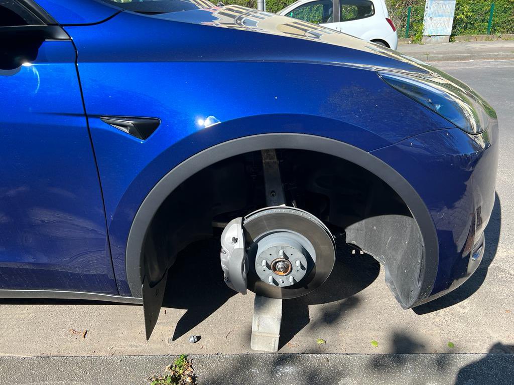 Shakir_Imam's tweet photo. I feel like service is very slow. Someone stole my #Tesla car all wheels and trying to contact #finnauto support team from last one week but still waiting to fix it . I think https://t.co/VIjz69kW5h must take this seriousness of support to customer. https://t.co/gsGq4kz6g1
