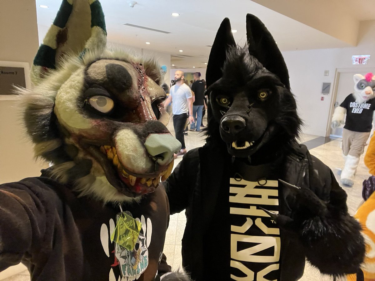 ms_famine's tweet photo. Met this super sick wolf at #FWA @_NoireGrimoire_ https://t.co/lhS2u9DxEl