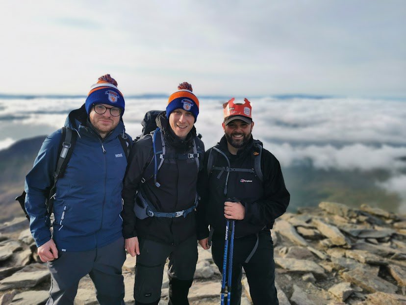 MrsTracyJones's tweet photo. @BurgerKingUK my husband has just completed the 3 peak challenge for @SandsUK and en route he had a BK and acquired a crown and decided to wear it whilst conquering all 3 mountains! Thought you and @Doritos might want to see the pics! #kingofthemountain #3peaks #sandsuk https://t.co/Jv0udbUH6p