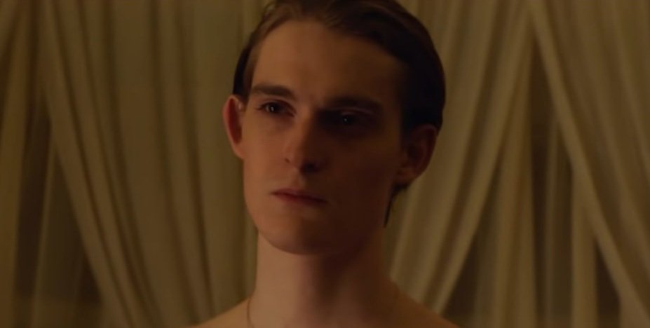 _showingoff_'s tweet photo. Черт he looks like Шварц в клипе АИГЕЛ https://t.co/nDS8tifUvn