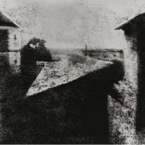 ruefcreative's tweet photo. The world’s first permanent photograph was taken 1826 by Joseph Nicéphore Niépce at his family’s home in Saint-Loup-de-Varennes, France. It is called “View from the Window at Le Gras” and was taken with the camera obscura.
#photography #nicephoreniepce #photographyhistory #ruef https://t.co/M2TTVlMTVI