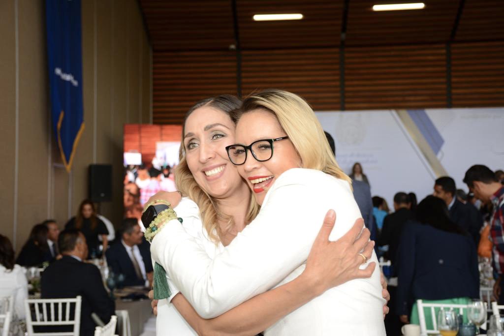 rubirangelPAN's tweet photo. Con esta gran felicidad, hoy celebro el Día del Maestro; esta mañana en compañía de nuestra Rectora, Yarabí Ávila, conmemoramos al personal docente de la UMSNH. 
Enhorabuena 👩‍🏫🧑‍🏫📗📘📙
@RectoriaUMSNH https://t.co/9gWbfqloM7