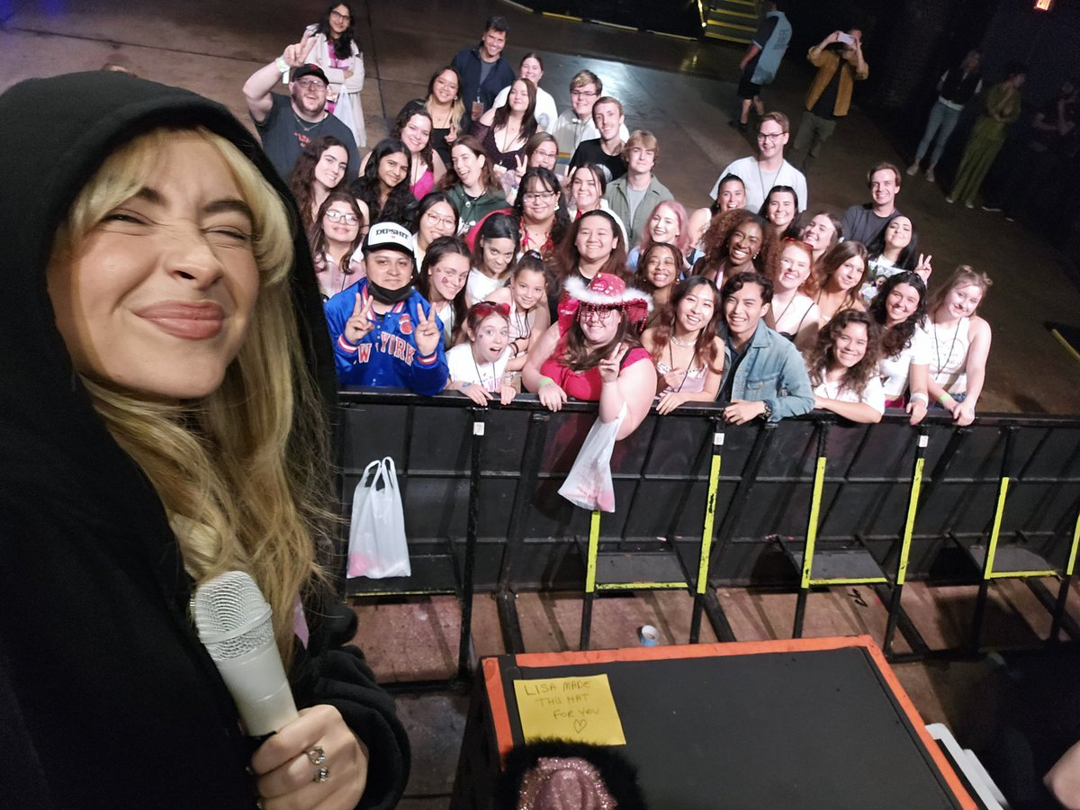 dinnerpartay's tweet photo. spot me 🫶🏻 https://t.co/CpLg4X61zT