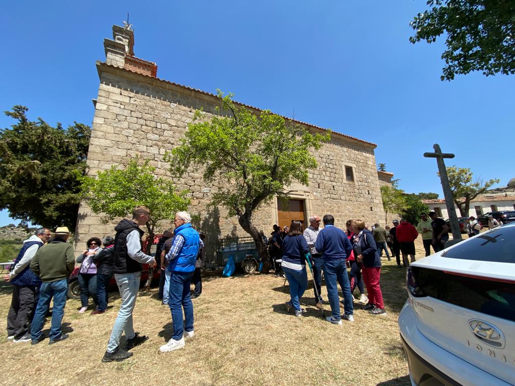 juliaciudadana's tweet photo. Rogativas a #SanIsidro en la Ermita de Nuestra Señora de Rihondo #Cillan #Chamartin #Benitos #Avila #nuestragente #Avilatequiero https://t.co/CBo4Juy1nQ