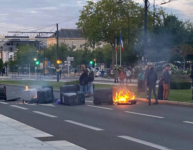 JM_Verchere's tweet photo. Avec l’ensemble des élus de la majorité municipale, je  condamne fermement les violences provoquées une nouvelle fois par une poignée de manifestants de l’ultra-gauche devant l’Hôtel de ville @angers ce soir. Ce désordre est insupportable. Les auteurs doivent être poursuivis. https://t.co/3nINZ4TvY3