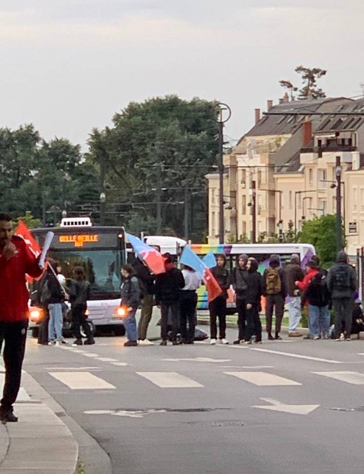 JM_Verchere's tweet photo. Avec l’ensemble des élus de la majorité municipale, je  condamne fermement les violences provoquées une nouvelle fois par une poignée de manifestants de l’ultra-gauche devant l’Hôtel de ville @angers ce soir. Ce désordre est insupportable. Les auteurs doivent être poursuivis. https://t.co/3nINZ4TvY3