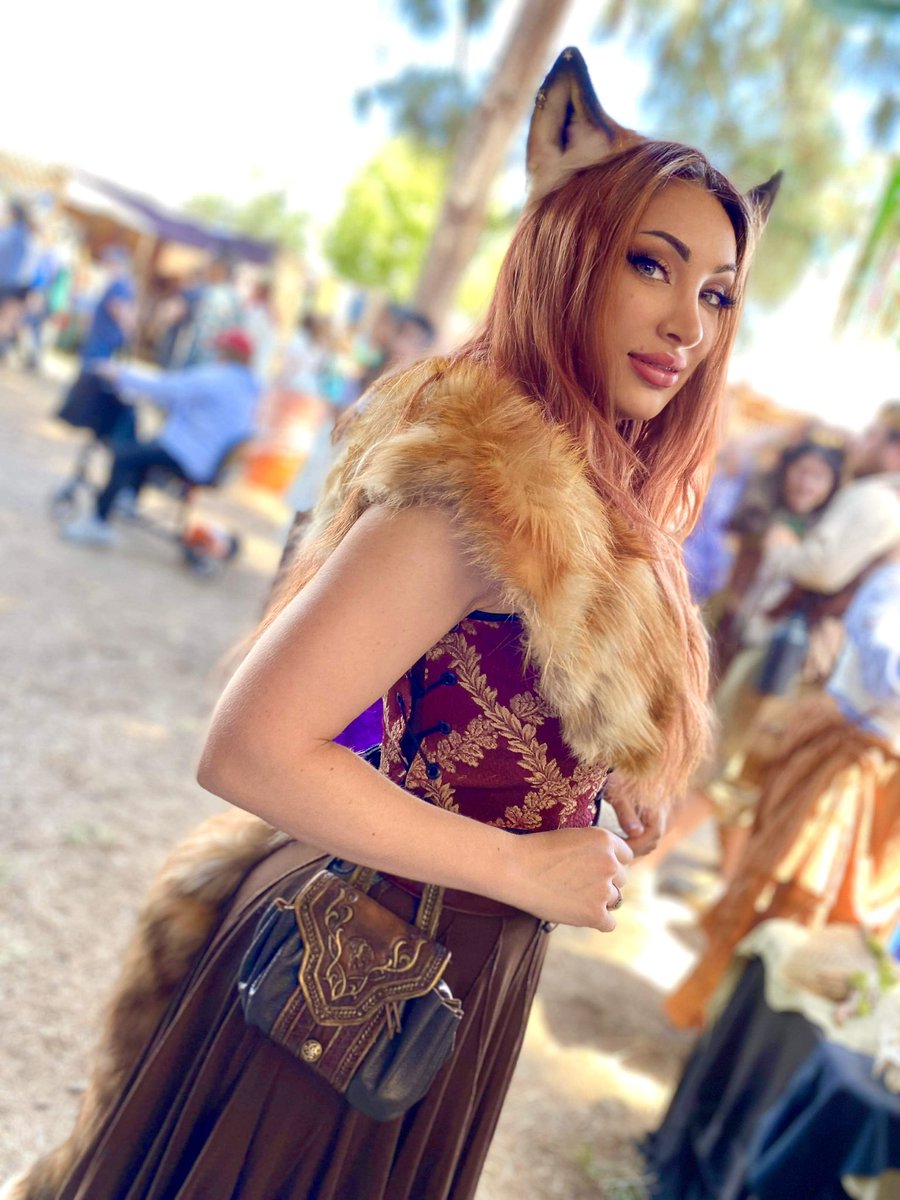Azura Cosplay ⚔️ on Twitter: "Are you a Renaissance Faire person? Comment ⚔️ if yes, 🤖 if no!"