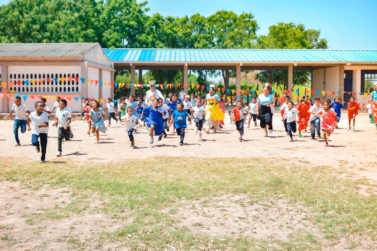 FIMLM's tweet photo. 🇨🇴 Niños del Centro Etnoeducativo #Pulitchamana en #LaGuajira,  aprendieron sobre el manejo de sus emociones y la aplicación de los valores en el contexto cultural, familiar, escolar y social, para mejorar la comunicación #MiNuevaFamilia • Leer más: https://t.co/f7UVYgOnwW https://t.co/EHajy3CDze