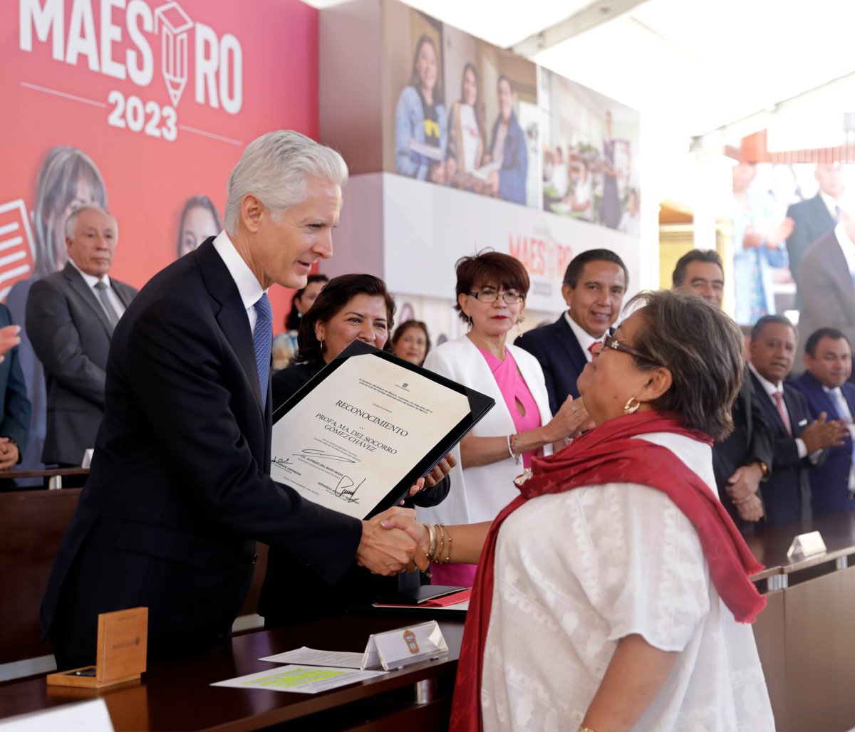 Con la Condecoración “Maestro Altamirano” reconocemos a maestras y maestros que han cumplido más de 40 años de servicio y se han distinguido por su constancia y dedicación. ¡Felicidades!