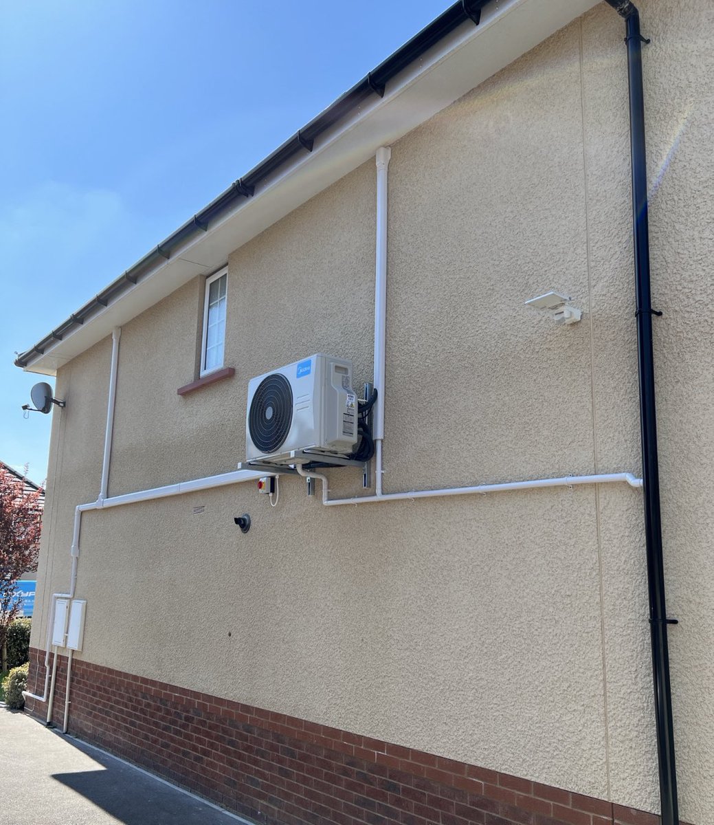 oxyplumb's tweet photo. Midea multi split install in Carterton. This system now keeps the living room and 2 bedrooms cool in the summer and warm in the winter 😃
-
Huge 10 year Warranty
-
Supplies from @KooltechLtd 
Copper from @Lawtontubes 
Air con @Midea https://t.co/dywVZmbG4X