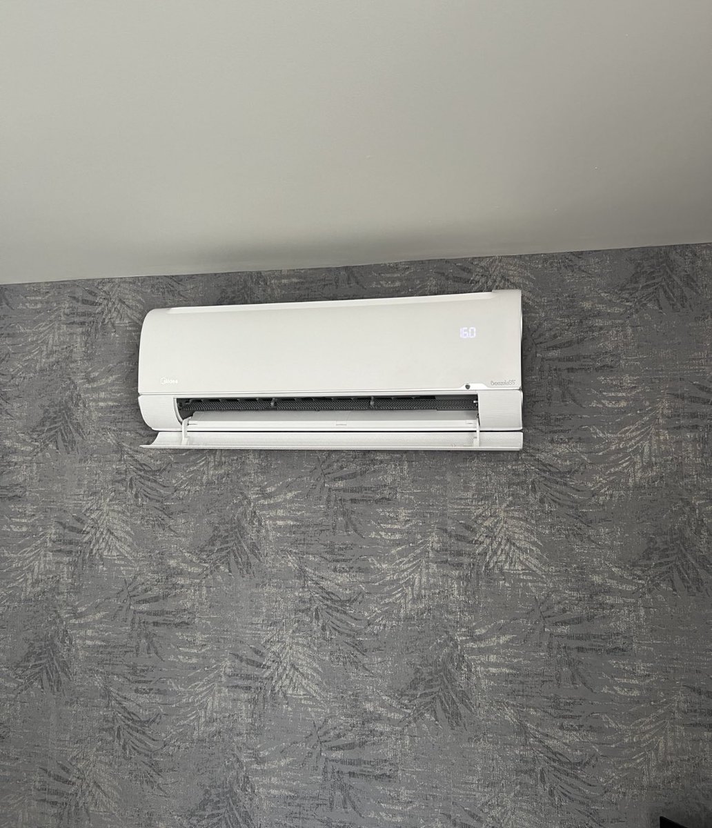 oxyplumb's tweet photo. Midea multi split install in Carterton. This system now keeps the living room and 2 bedrooms cool in the summer and warm in the winter 😃
-
Huge 10 year Warranty
-
Supplies from @KooltechLtd 
Copper from @Lawtontubes 
Air con @Midea https://t.co/dywVZmbG4X