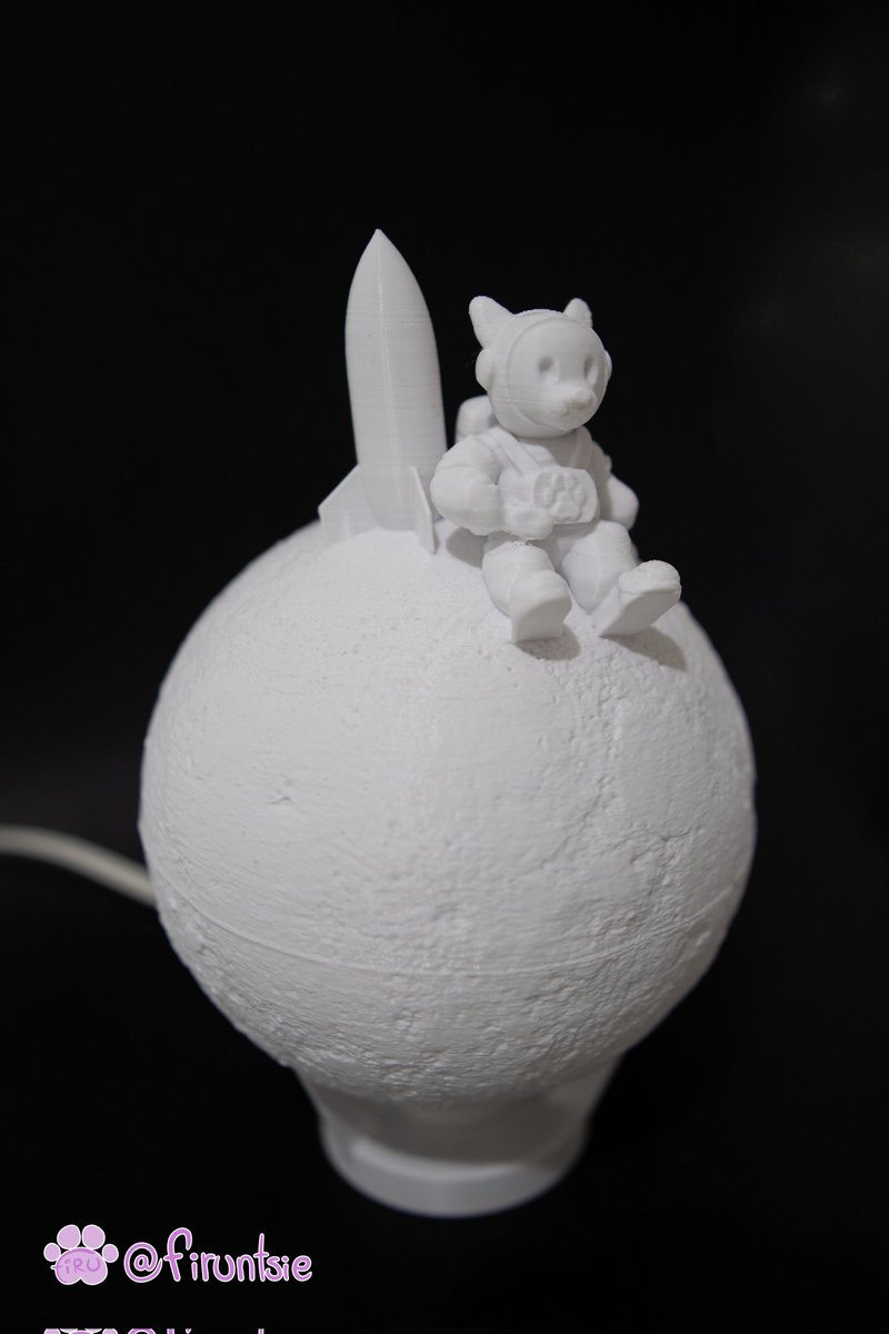 firuntsie's tweet photo. Nuestro amigo llego a la luna para llevártela hasta tu mesita de luz✨
Podes pedirla por mensajito , tengo en stock! 
Podemos hacer envíos o si vas a @FurFiesta la podes retirar ahí 💜
.
#moonlamp #lampara3d #luna3d #luna #perrito3d #astronauta #3dmoonlamp #furry #spacedog https://t.co/frwe2C5b1C