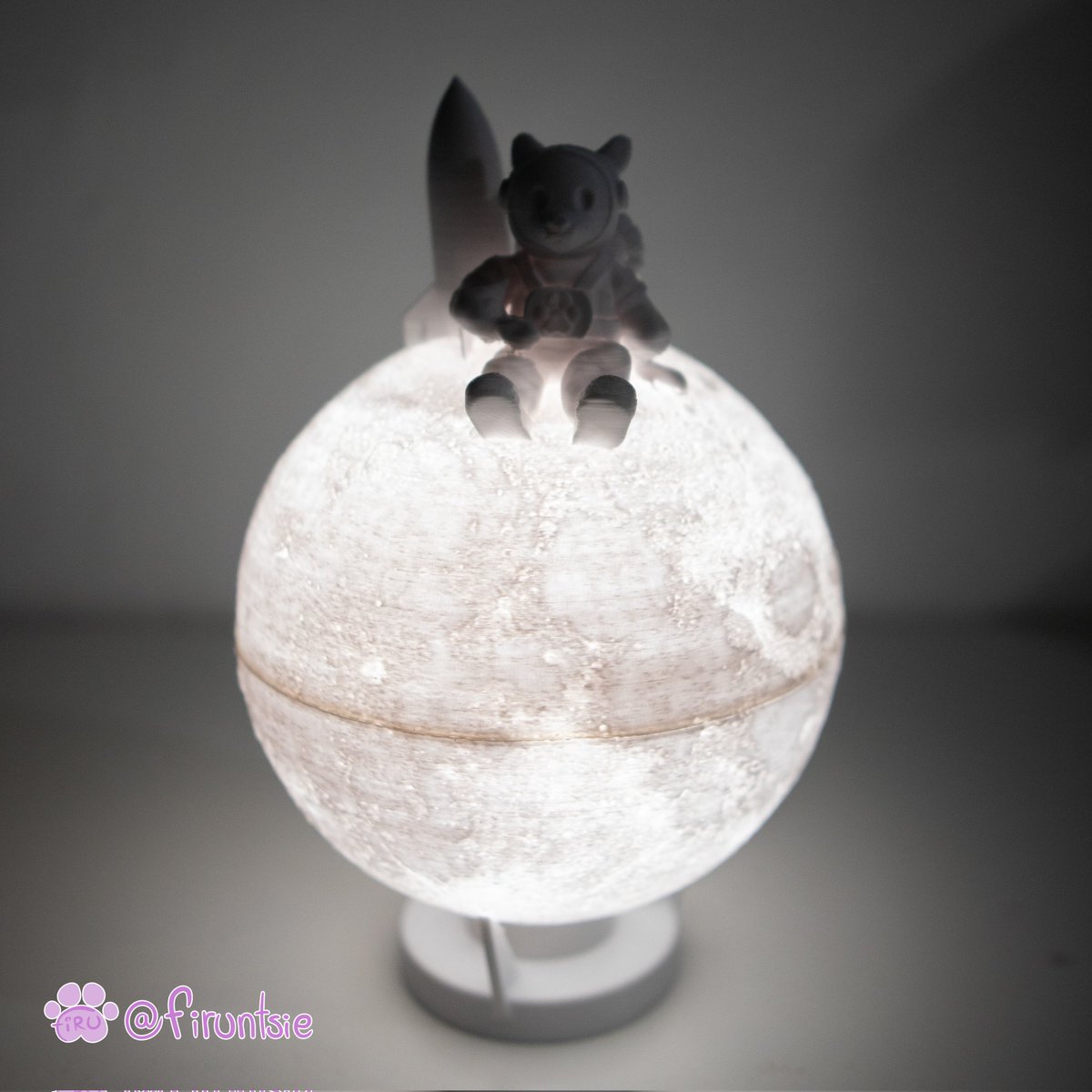 firuntsie's tweet photo. Nuestro amigo llego a la luna para llevártela hasta tu mesita de luz✨
Podes pedirla por mensajito , tengo en stock! 
Podemos hacer envíos o si vas a @FurFiesta la podes retirar ahí 💜
.
#moonlamp #lampara3d #luna3d #luna #perrito3d #astronauta #3dmoonlamp #furry #spacedog https://t.co/frwe2C5b1C