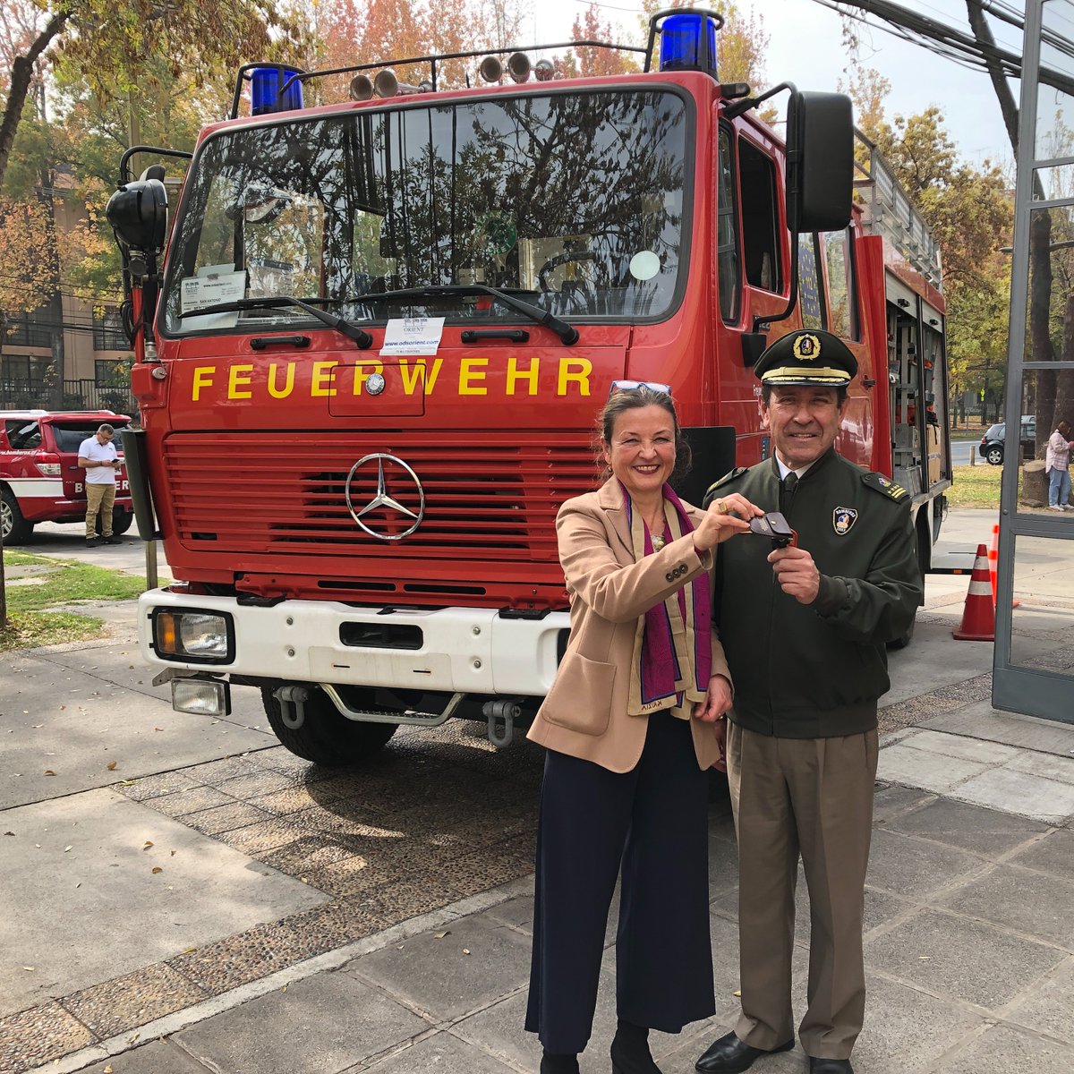 AlemaniaenCL's tweet photo. ¡Hoy presentamos en la @15feuerwehr de Santiago un carro bomba donado por la comuna de St. Leon-Rot 🇩🇪 a bomberos de Villarrica! 🇨🇱 El carro está plenamente equipado para actuar en rescates de accidentes y contribuirá a la formación de una nueva brigada en la localidad de #Molco https://t.co/6DFX0mBklE