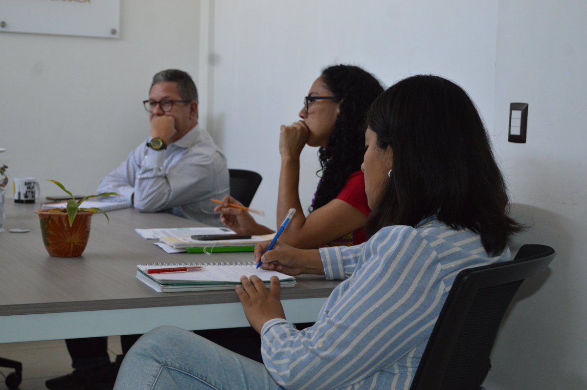 PROPAEO_OAX's tweet photo. Personal de la #PROPAEO encabezados por @JErnestoRuiz, se reunieron con la Autoridad Municipal de la Villa de Etla, se revisaron las acciones a implementarse para cumplir con la normatividad ambiental e implementar buenas practicas en el manejo de sus Residuos Sólidos. @salomonj https://t.co/3S6yDSwscW