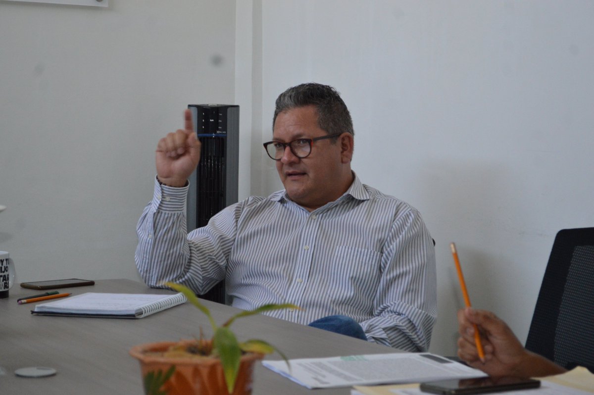 PROPAEO_OAX's tweet photo. Personal de la #PROPAEO encabezados por @JErnestoRuiz, se reunieron con la Autoridad Municipal de la Villa de Etla, se revisaron las acciones a implementarse para cumplir con la normatividad ambiental e implementar buenas practicas en el manejo de sus Residuos Sólidos. @salomonj https://t.co/3S6yDSwscW