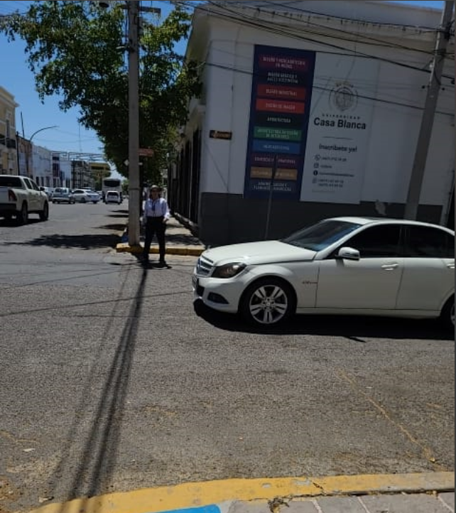 Ponlededo's tweet photo. Cuándo la autoridad hará respetar el paso seguro de los peatones al cruzar las calles?
#Culiacan 
@Movilidad_Cln @SSPyTM_Culiacan #CapitalDeBienestar #AyuntamientoDeCuliacán
#TodosSomosPeatones https://t.co/QqxrhzFDfh