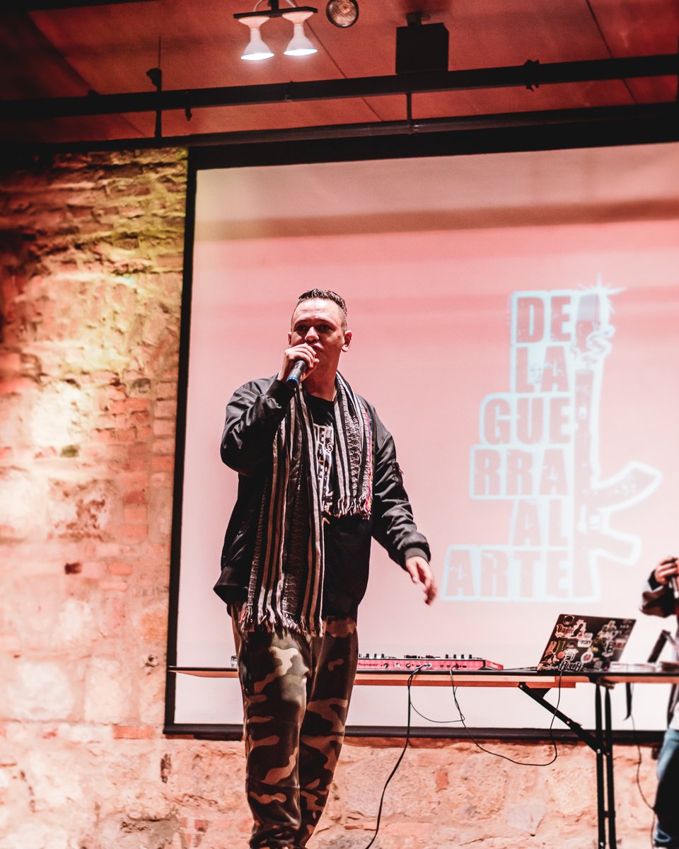 CadaHistoriaPro's tweet photo. Fotos del lanzamiento de De la guerra al arte teji2 vol 2 de Desorden Social Rap. Noche de rap colombiano con energía y compromiso social. @DESORDENRAP https://t.co/gmCUo7cfAh
