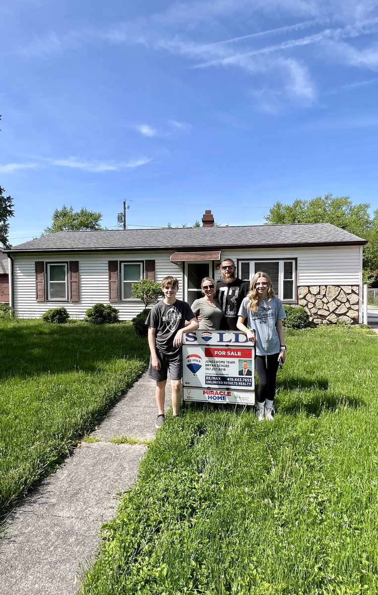 BschubeREMAX's tweet photo. Congratulations to Joseph and Laura Davidson!!! Thank you for being such great clients to work with and trusting us to assist you with the purchase of your new home. #forthekids #remax4kids #remaxhustle #nobodysellsmore #sellyeah #remaxabove #whyremax https://t.co/wxfjArCW9w