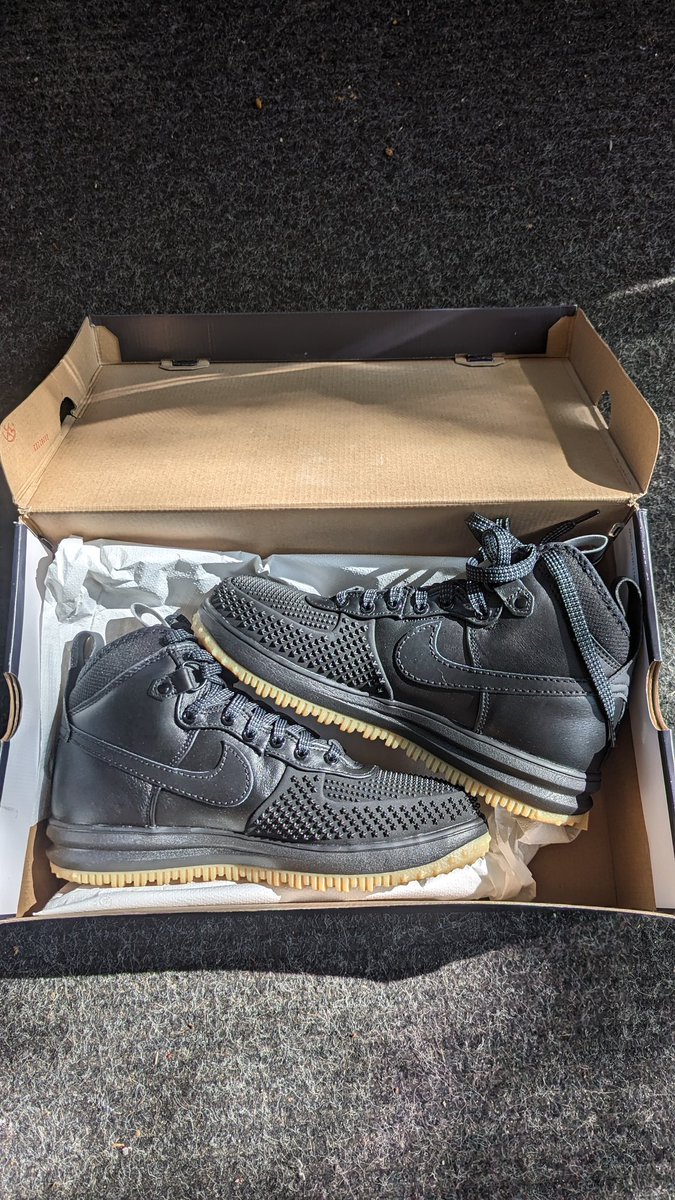 itsmasterbenny's tweet photo. Who's paying for my new #ducks #airforceone #duckboots https://t.co/DpCcT6wrvN