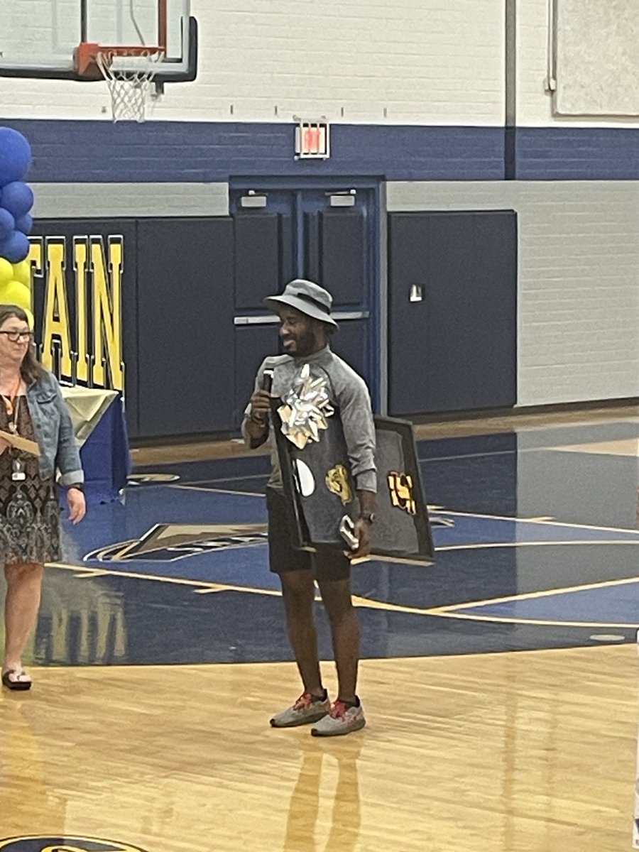 PVUSDATHLETICS's tweet photo. Shadow Mtn HS Senior Athletic Signing - Go Matadors! Congratulations to the hard-working Athletes, their Parents, SMHS Athletics and Staff for a fantastic presentation! ⁦@pvschools⁩ ⁦@SMHSMatadorPTC⁩ ⁦@SMHSspirit⁩ ⁦@MatadorsBASEBAL⁩ ⁦@matadorsvb⁩ https://t.co/VurFlC5hzZ