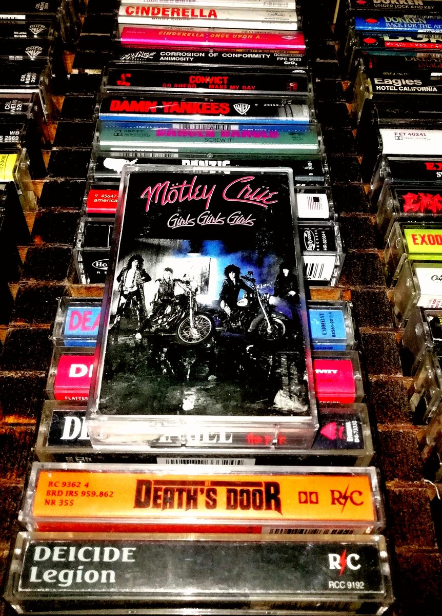 gilvaldez76's tweet photo. 15 de Mayo de 1987, @MotleyCrue lanzó su cuarto álbum "Girls, Girls, Girls".
Para la gira de este álbum, se eligió a la banda, nueva en aquel momento, Guns N' Roses como teloneros.
#GirlsGirlsGirls
#DancingOnGlass
#WildSide
#AllInTheNameOf
#FiveYearsDead
#YoureAllINeed
🤘🏻😎 https://t.co/CLWoYofQjW