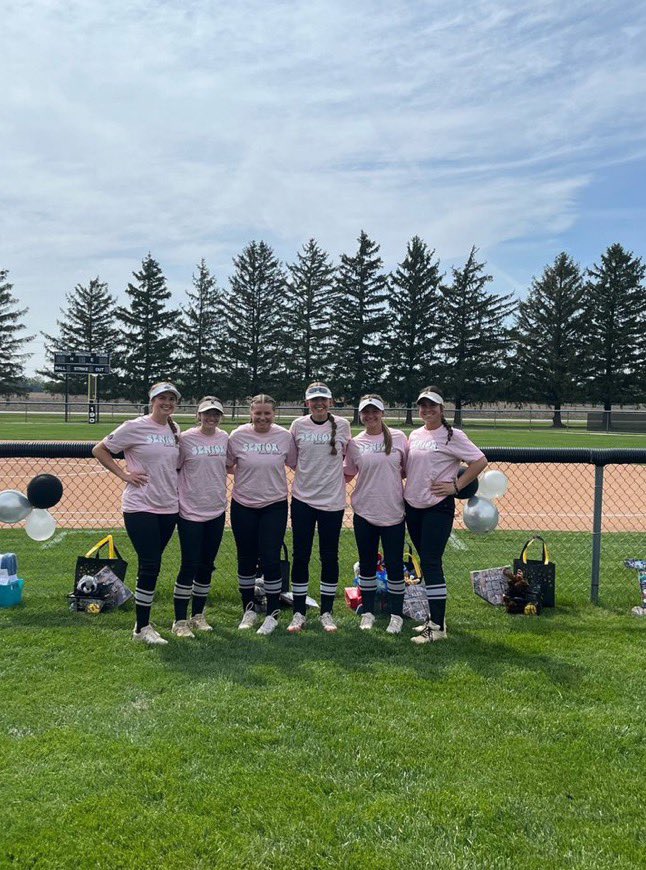 KanelandSb's tweet photo. Congratulations to our SENIORS! 💕

HAPPY SENIOR NIGHT! 🤍🩷🤍 https://t.co/Mv0HSPWIWm