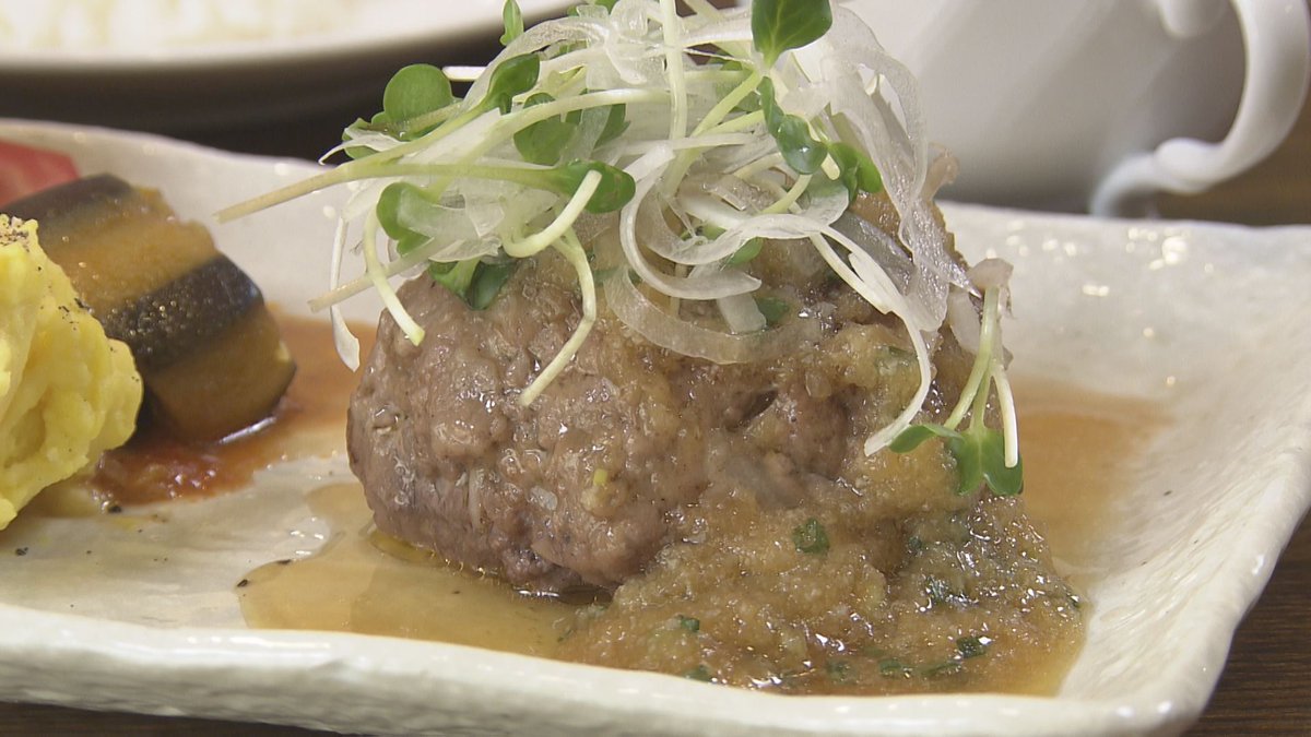 otv_ageagemeshi's tweet photo. 旨い飯を食べて週末をアゲていこう‼

\今週のアゲアゲめしは…/🍚

#ハンバーグ

ステーキ屋さんのトロ～リチーズのハンバーグに、
隠れ家的な洋食屋さんのまん丸ハンバーグ。そしてベトナム料理屋さんのハンバーグが登場‼

Webでも読める(OKITIVE)👇
https://t.co/bPxp4tmKan https://t.co/iDL71om6ee