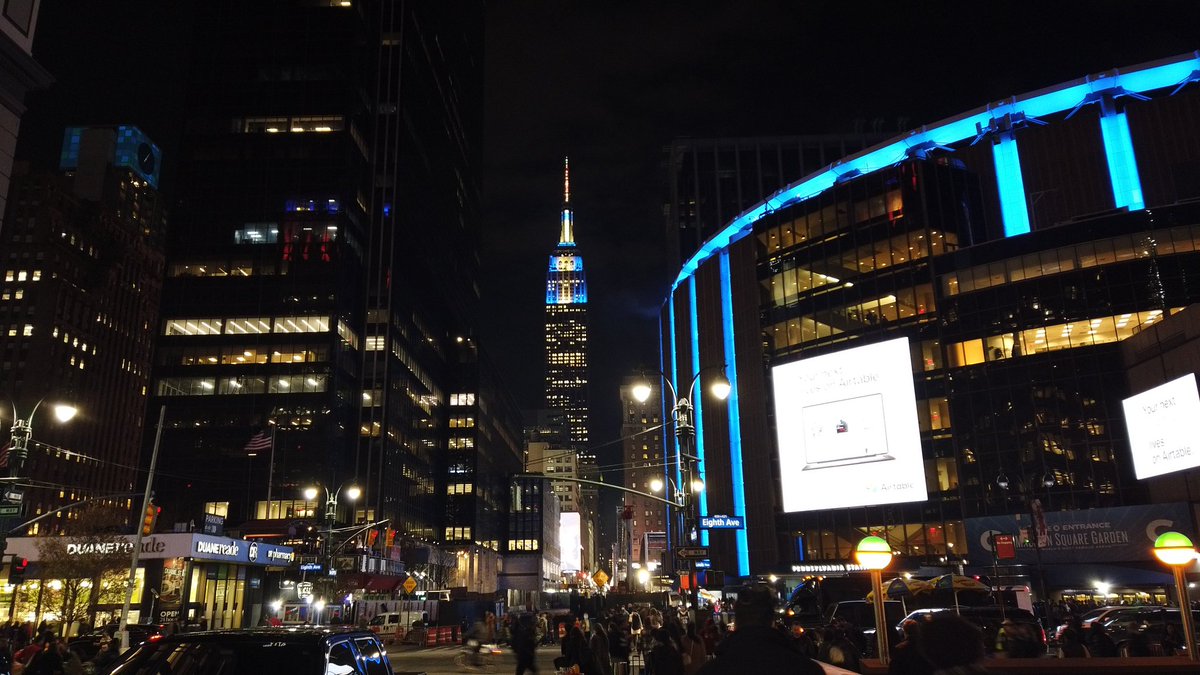 Bright Lights, New York City Nights 📸

#PreezyShoots #RespectTheShooterNYC #NewYorkCityPhotography #BrightLights #BigCity #BrightLightsBigCity #NYCSkyscrapers #MadisonSquareGarden #Osmo #OsmoPocket #NYCLandscape #BeRelentless