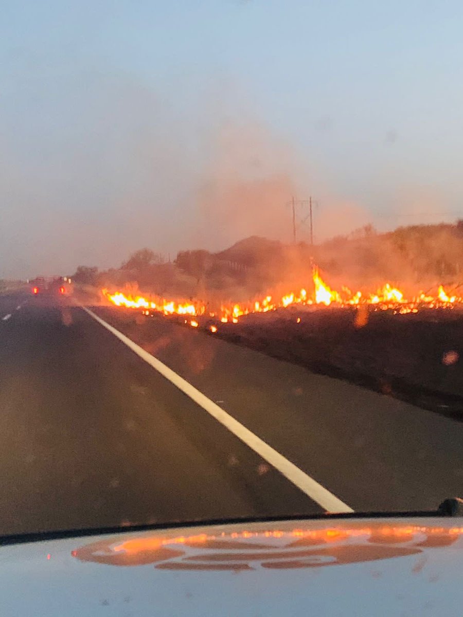 cepcsonora's tweet photo. ALERTA CARRETERA⚠️
Se recomienda extremar precauciones y reducir velocidad en la carretera Hermosillo - Nogales, km. 103-105 por incendio forestal que provoca poca visibilidad en la zona. https://t.co/EEaB7y09aD