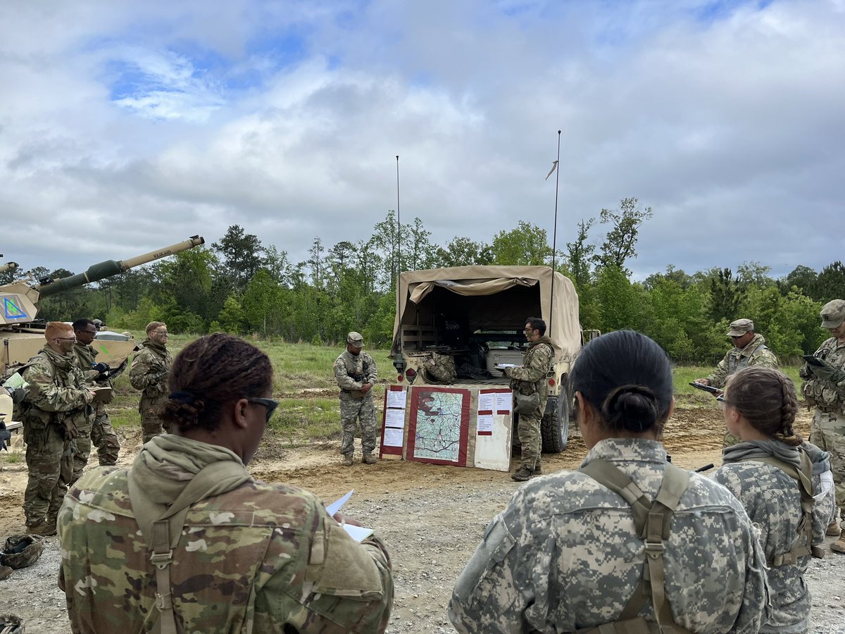 Our professional Cadre take a lot of pride in training future Armor leaders. AARs are critical to learning! #ArmorReady #BeMOORE @ChiefofArmor @199thLeaderBDE @MCoEFortMoore @ArmorSchool