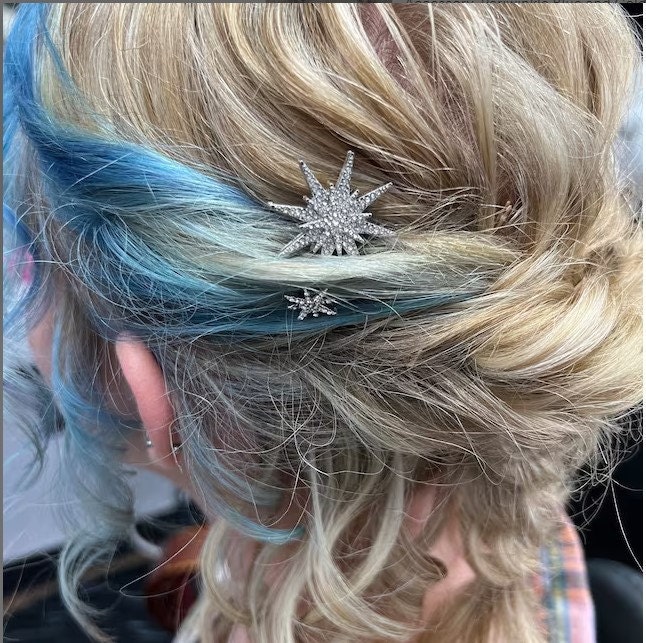 Island_Pearls's tweet photo. Thanks for the kind words! ★★★★★ "Looked beautiful and FAST shipping!" Karen C. https://t.co/PFFG1zwrGe #etsy #wedding #newyears #silver #bohohippie #bridalhairpins #weddinghairpins #bridalhairvine #hairjewelry #weddinghair #stars #celestial #bride #bridesmaid #gift https://t.co/pa3sxSW4LF