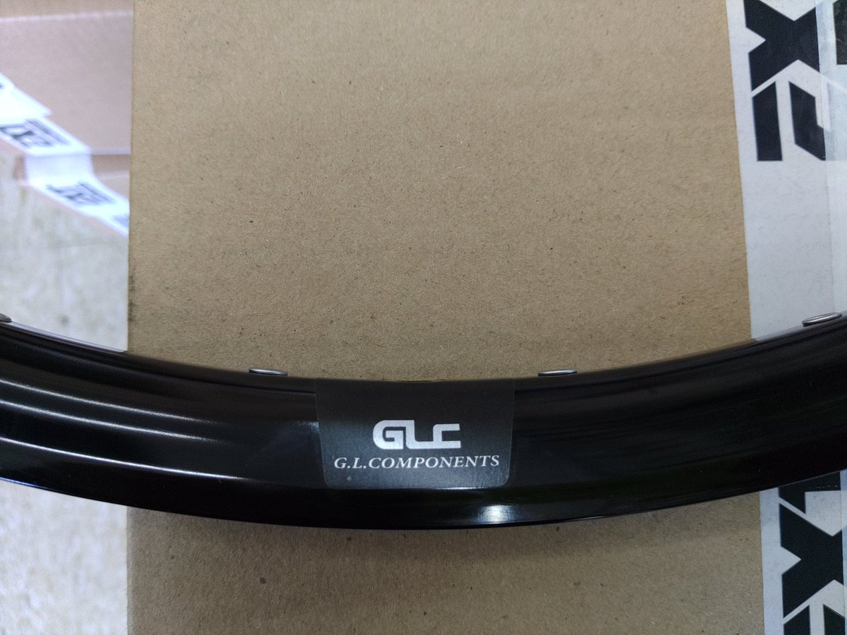 gravitylab's tweet photo. 昨今、アルミリムも1本当たり15000円オーバーなコースもザラ。
そんな訳で、GLcomponentsでハードエンデューロやフローコースDH対応のTLなアルミリム初めます。275(560g)29(570g)です。値段は税抜8980円、
アルミリムやりたいなと考えてからの道程が長かった。。 https://t.co/XkCYDtLWSW