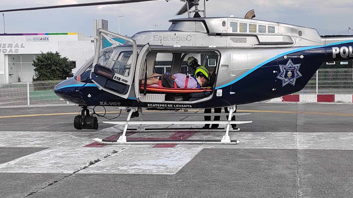 Ecatepec's tweet photo. Nuestro vecino Marco Antonio fue auxiliado por el helicóptero #Jaguar1 y se le trasladó a un hospital en #Tultitlán, luego de sufrir una fuerte caída al intentar saltar su barda. Él ya está recibiendo la atención y cuidados necesarios para recuperarse, gracias al oportuno apoyo. https://t.co/hzHs8SzzSY