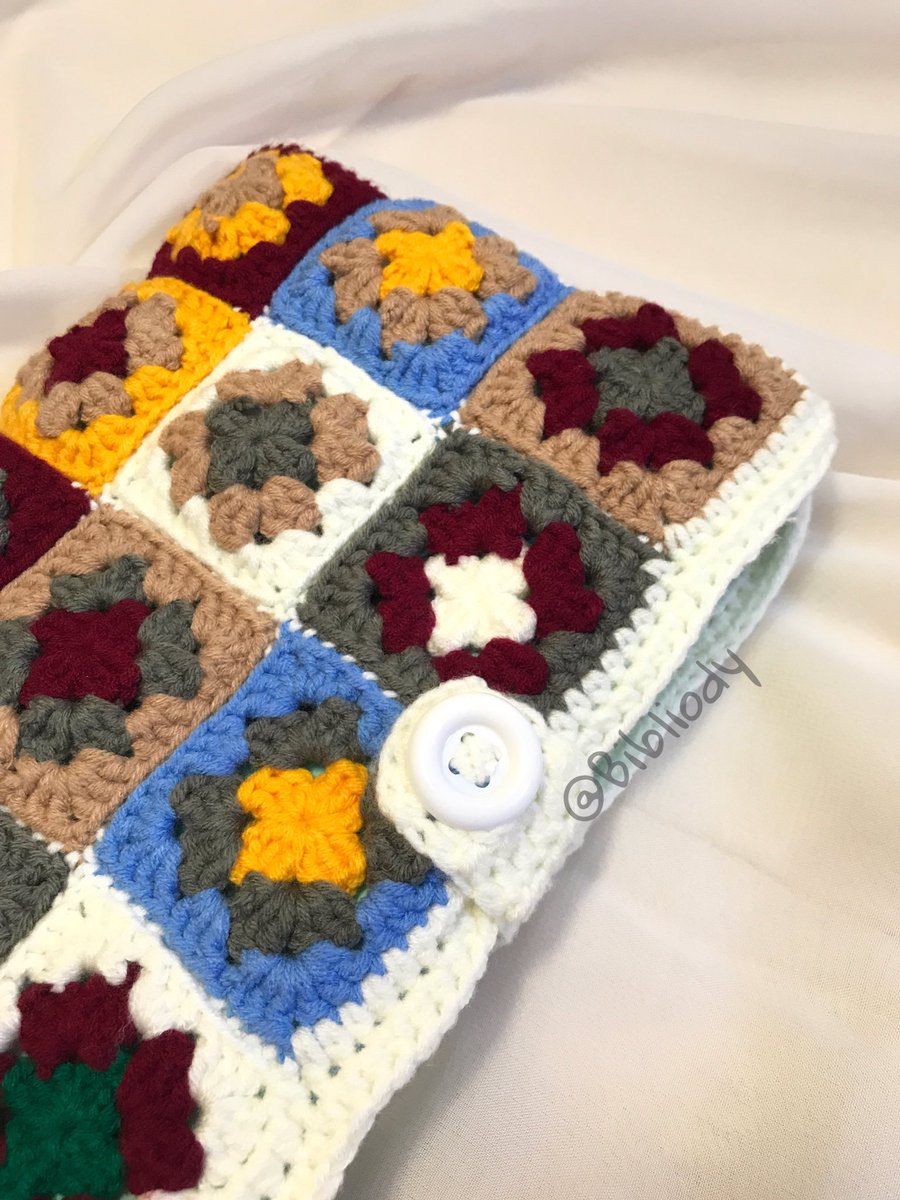 Bibliody's tweet photo. Crochet booksleeve for commission ✨ https://t.co/ouEdMp4vmG