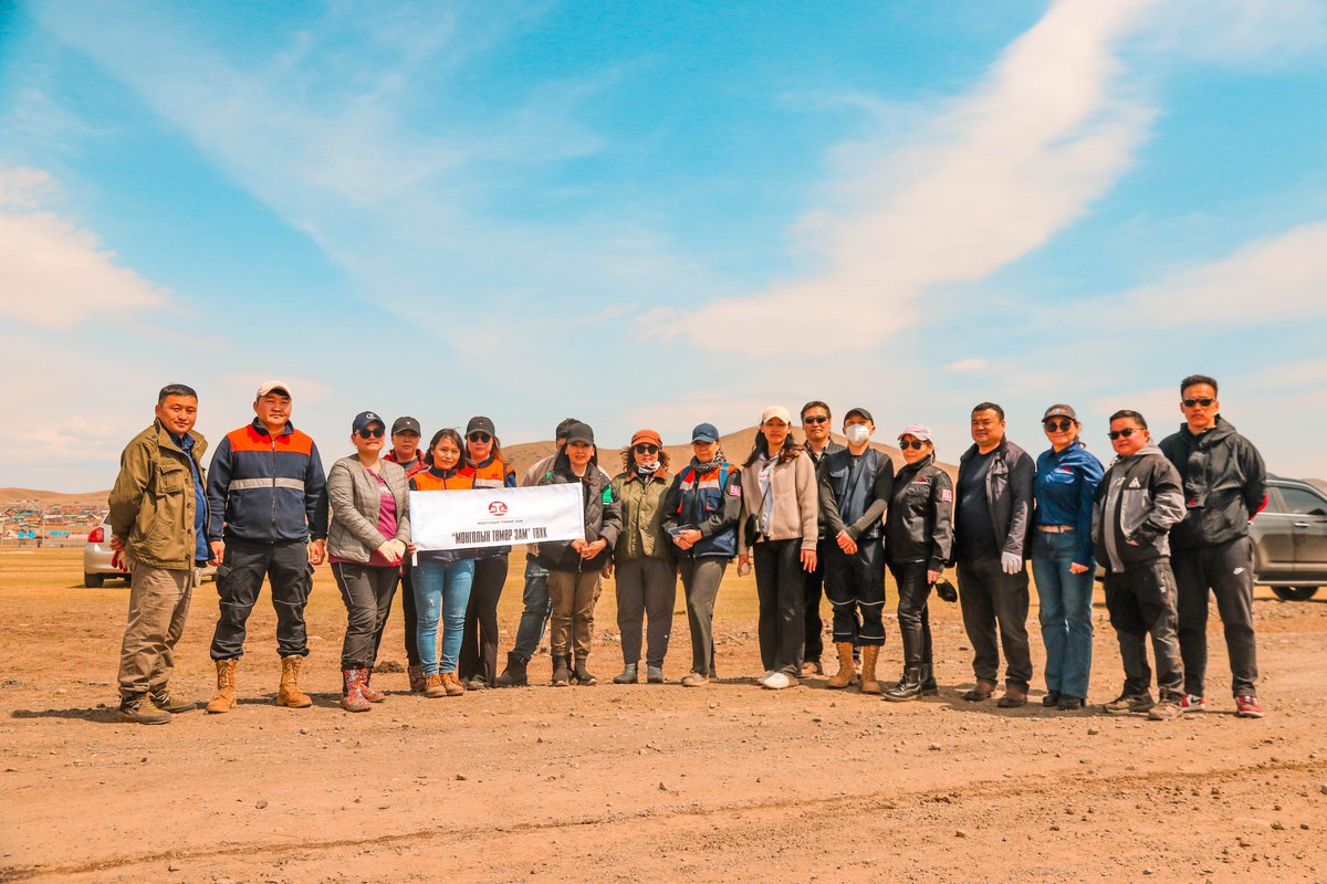 /2023.05.13/ “Үндэсний мод тарих” өдрөөр ЗТХЯ-ны харьяа байгууллагууд Өлзийт хорооллын нутаг дэвсгэрт мод тарилаа.
Энэ өдөр “Монголын төмөр зам” ТӨХК-ийн хамт олон Хайлаас модны суулгацыг тарьж Үндэсний хөдөлгөөнд нэгдэв.