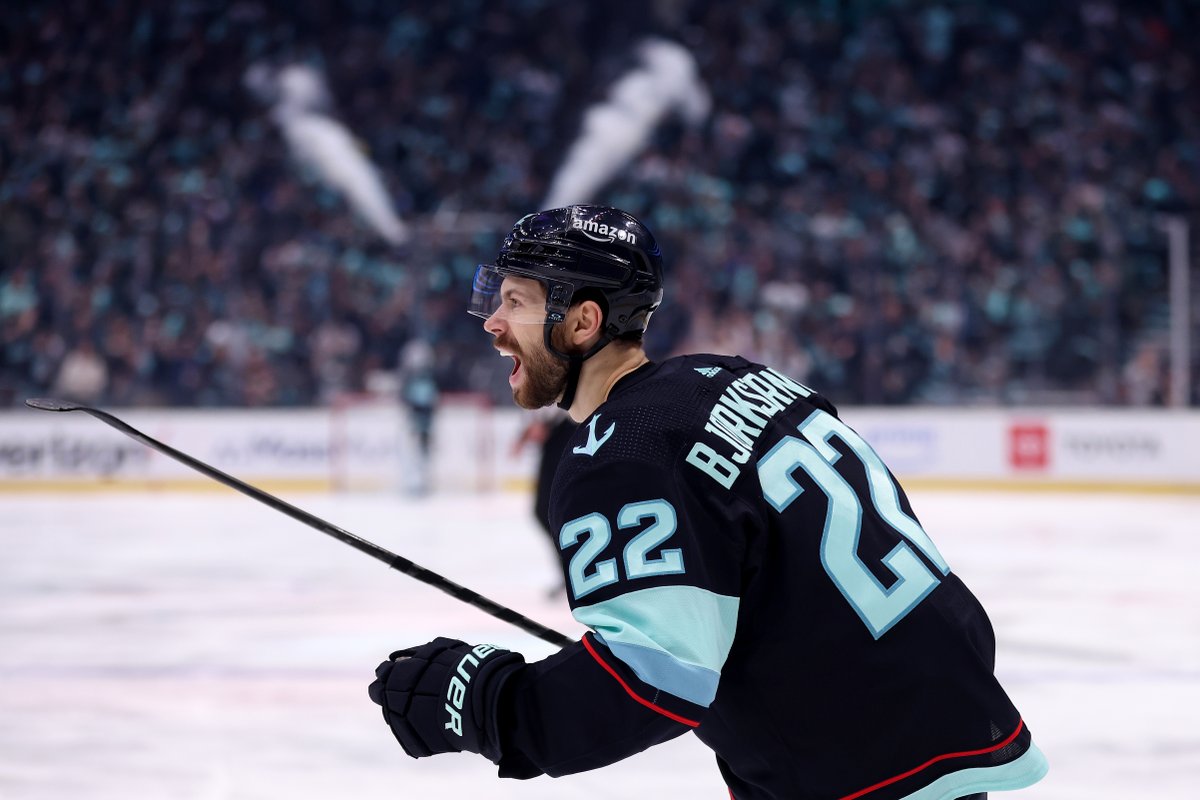 BR_OpenIce's tweet image. What a season for the Kraken 🦑

- Largest points improvement for an expansion team from year one to year two
- Defeated Colorado for first playoff series win
- Dave Hakstol nominated for Jack Adams
- Matty Beniers nominated for Calder Trophy

Just the beginning in Seattle 🔥