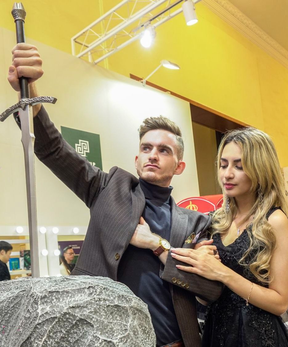 HaoGeiLi8's tweet image. 第一次抽奖！

我将从中选出5位帅气的哥们儿，送一块石中剑表！ 

想参加，想尝试拔剑的哥们儿，必须关注我推特，转发这条推文，留下评论并点赞💪