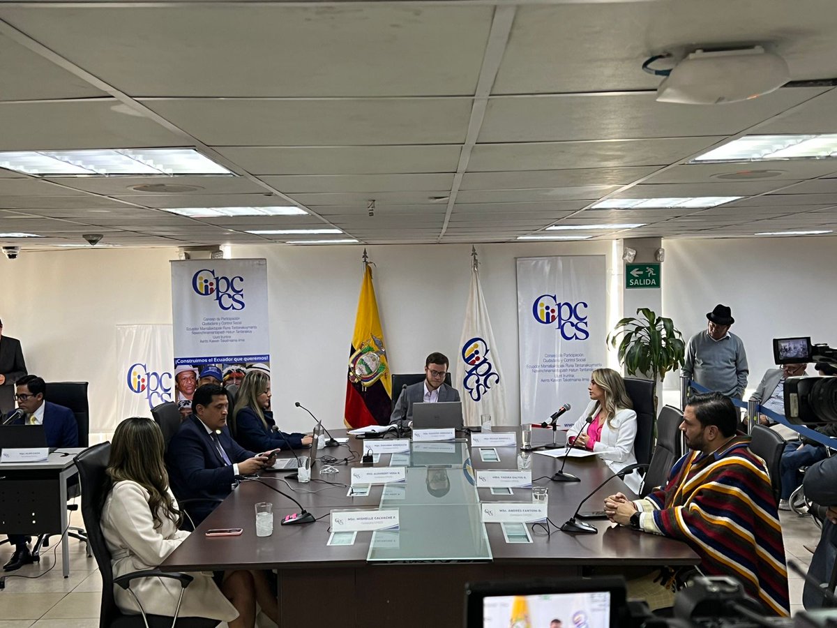 AndresFantoniB's tweet photo. Desde hoy empiezan las responsabilidades con todos y cada uno de los ecuatorianos que nos dieron el voto:
✔️ Responsabilidades con la Participación Ciudadana
✔️ Control social
✔️ Transparencia
✔️ Rendición de Cuentas

¡Mi compromiso con el pueblo! 💪🏻🇪🇨 https://t.co/oCrsBvqzdE